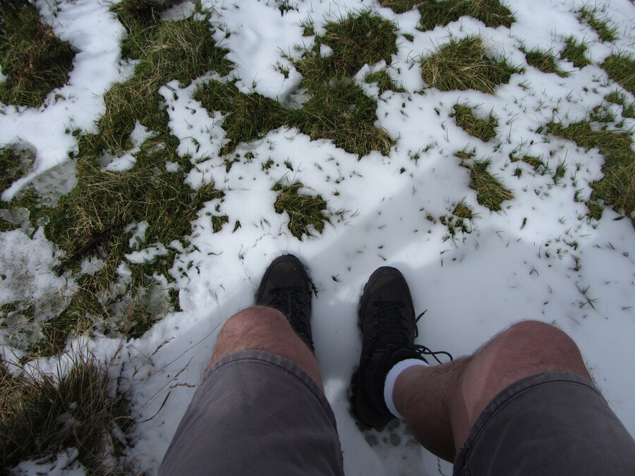 Met de voetjes in de verse sneeuw