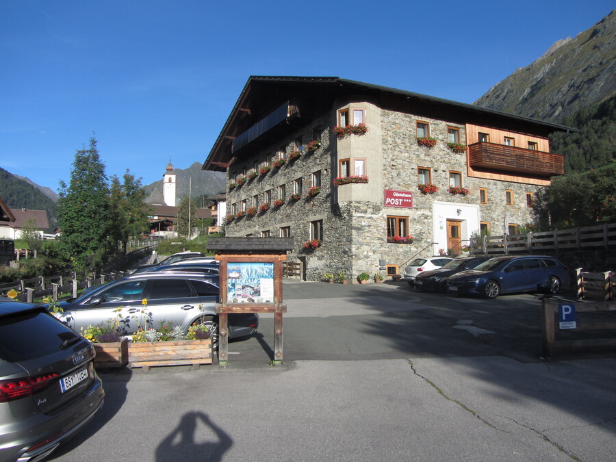Het G&auml;stehaus had een rij zonnecellen aan z'n bovenste balkon gekregen