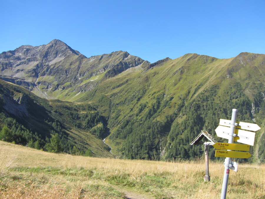 Bij het Wetterkreuz uitzicht richting Las&ouml;rling en Berger See H&uuml;tte