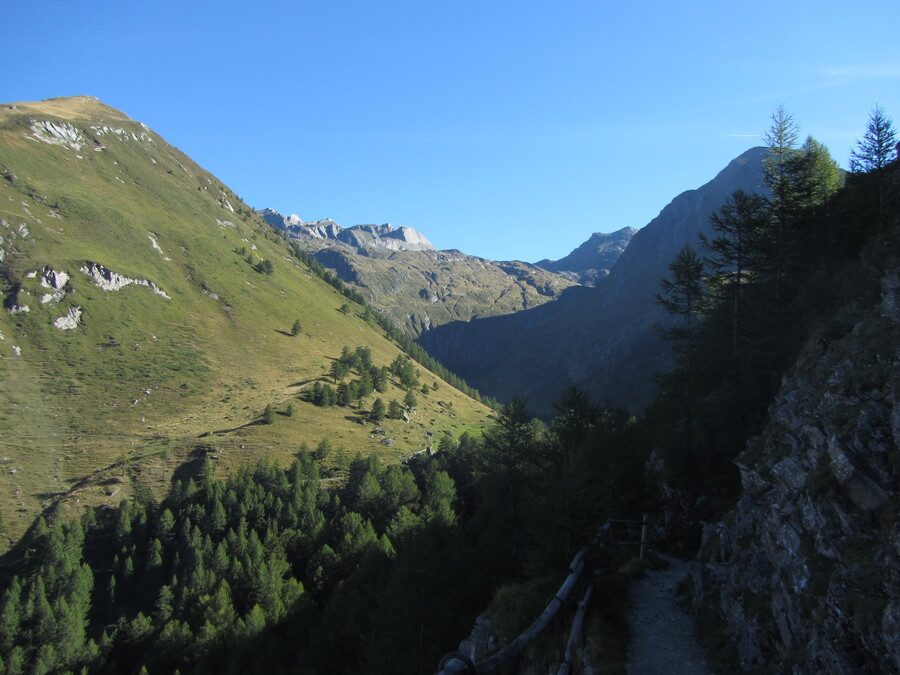 Om het hoekje lag het dal richting de hut nog in de schaduw maar de hut zelf lag al in de zon