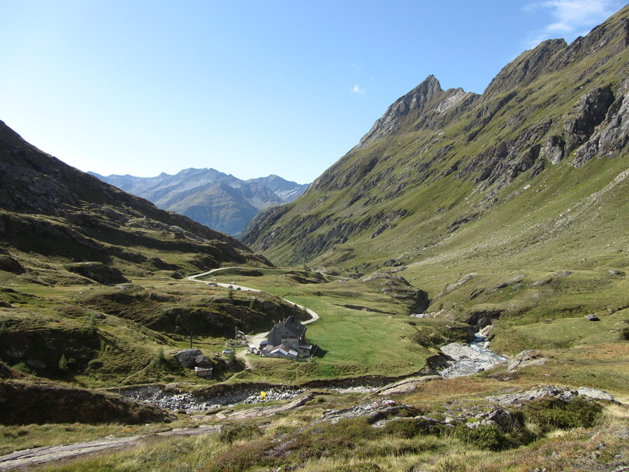 Uitzicht over de hut richting de Las&ouml;rlingruppe