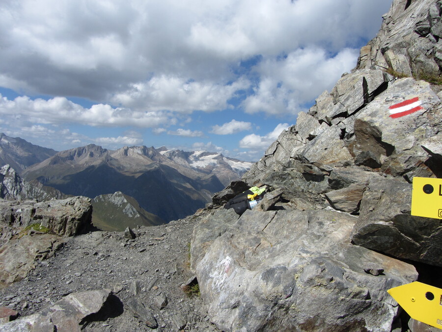 Over de rand naar beneden richting Lasnitzenh&uuml;tte, rechtsaf naar de Las&ouml;rling