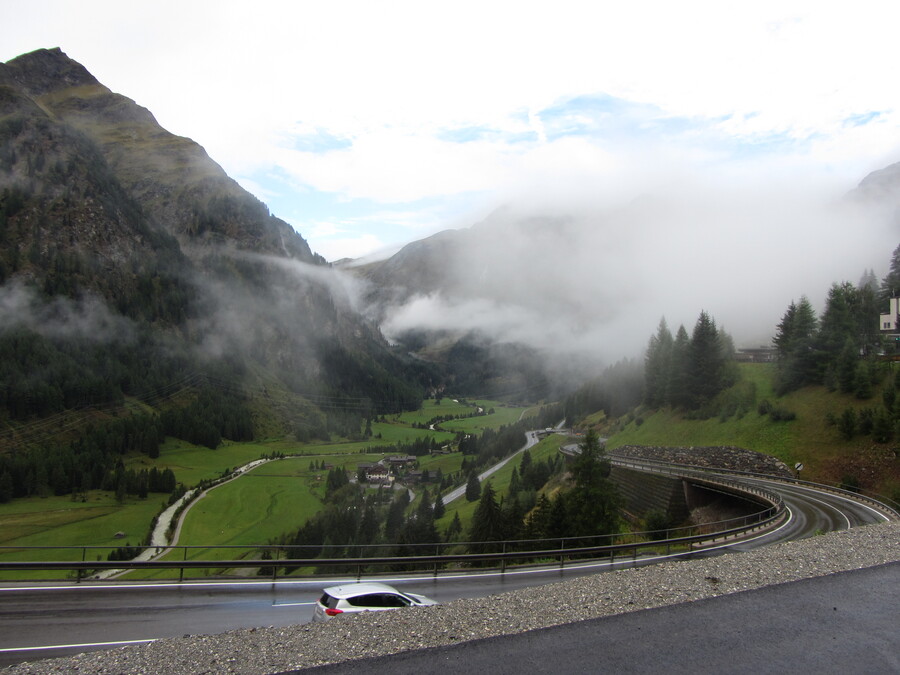 Weer naar huis. Aan de zuidkant van de Felbertauern nog steeds erg nat