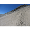 Los zand, steil omhoog, alsof je in de duinen loopt