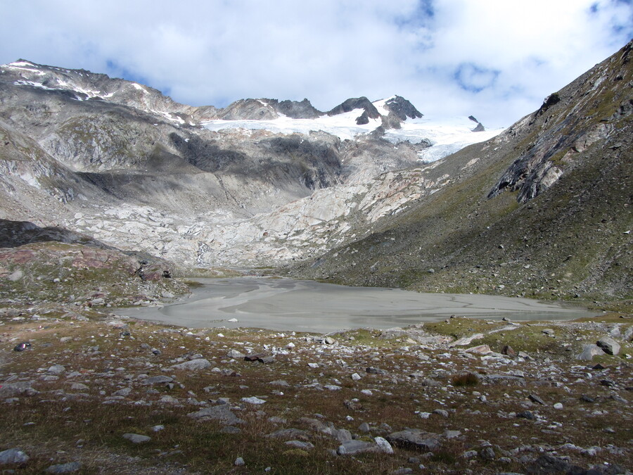 In 2000 kwam de gletsjer nog bijna tot dit meertje