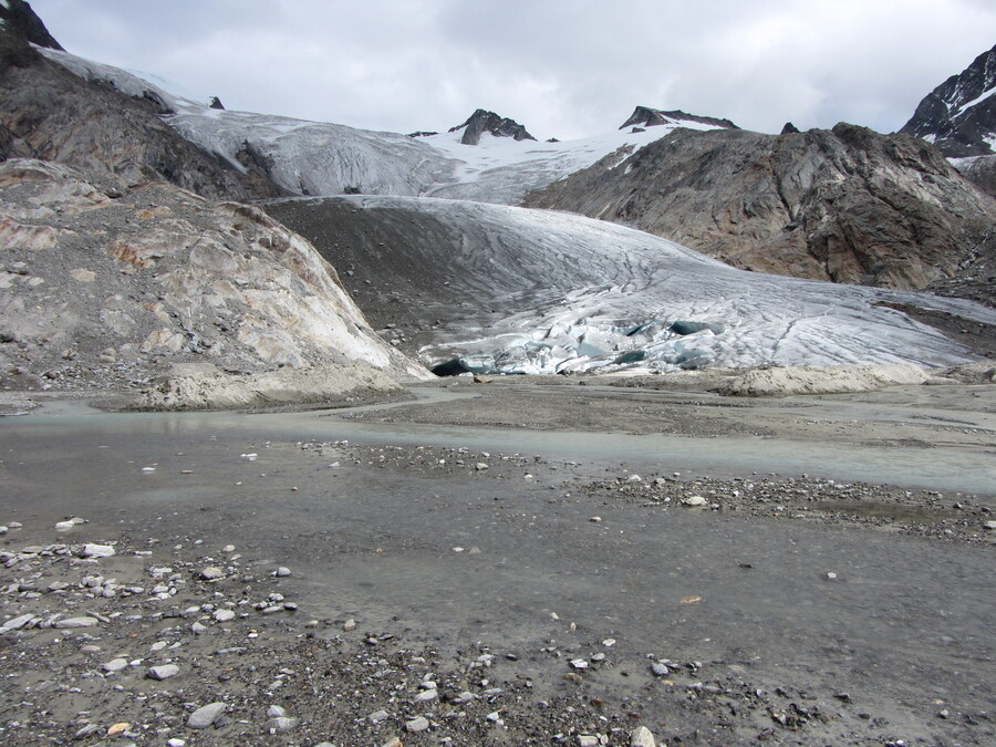 Het water is net te diep om tot aan de gletsjer te lopen