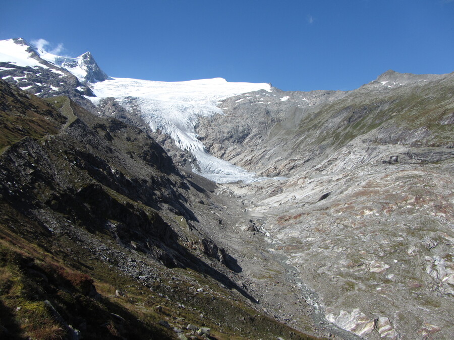 De Gletscherweg loopt ergens beneden langs het beekje, mijn weg links boven over de morene