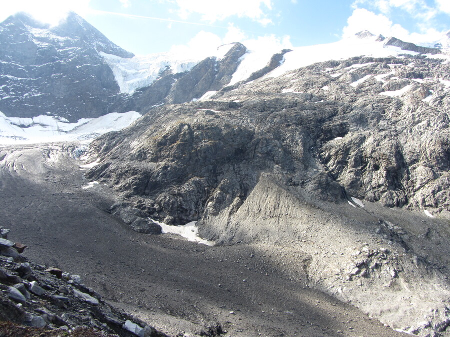 Het dal is bijna helemaal gevuldmet de gletsjer vanaf de Kristallwand, maar je ziet het haast niet door al het puin dat er op ligt