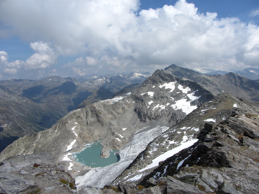 Het gletsjermeertje van de Karleskees. De Groß Glockner zit verstopt in de wolken rechts van de Wildenkogel