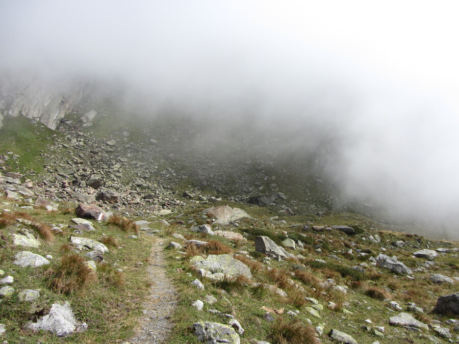 Het pad richting Türmljoch is nog wel verstopt in de wolken