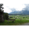 Oberndorfs lunchbankje met de Wilder Kaiser nog deels in de wolken en een speelgoedtrein in het dal