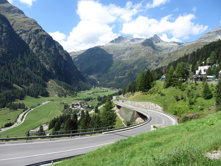 Uitgang van de Felbertauerntunnel en uitzicht over het Matreier Tauernhaus en de Wohlgemuthsalm naar het begin van het Gschlößtal