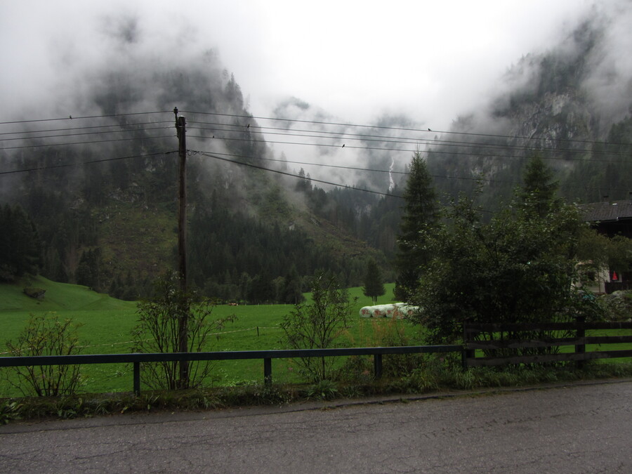 De Kleinbachfall is door de wolken te zien