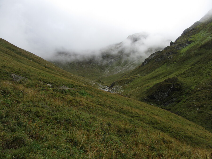 Nog een stukje vrij vlak en daarna omhoog richting de wolken