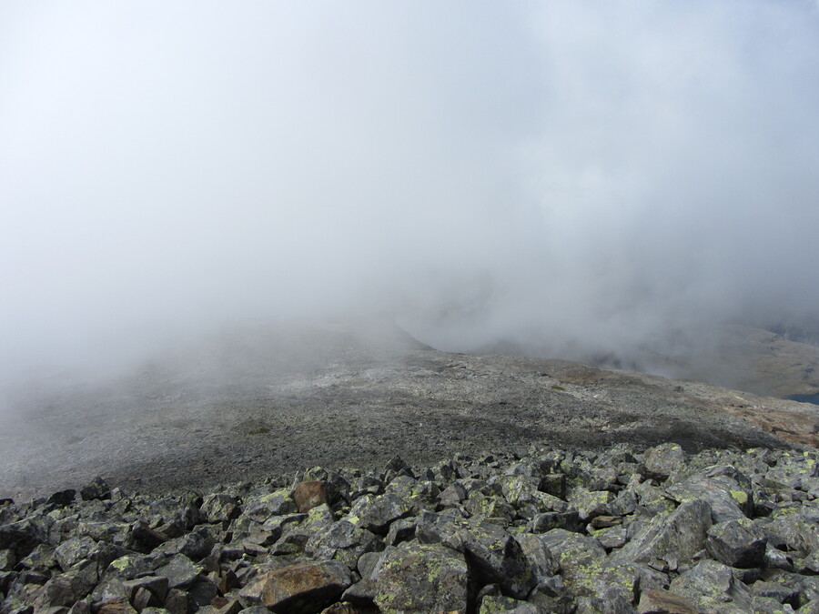 De grote stenenvlakte van de heenweg verdween af en toe ook in de wolken