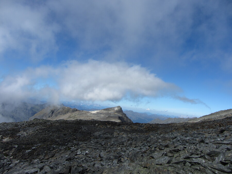 Nog een blik richting Wilder Kaiser. De Kitzbüheler Horn zit net achter de Hörndl verstopt.