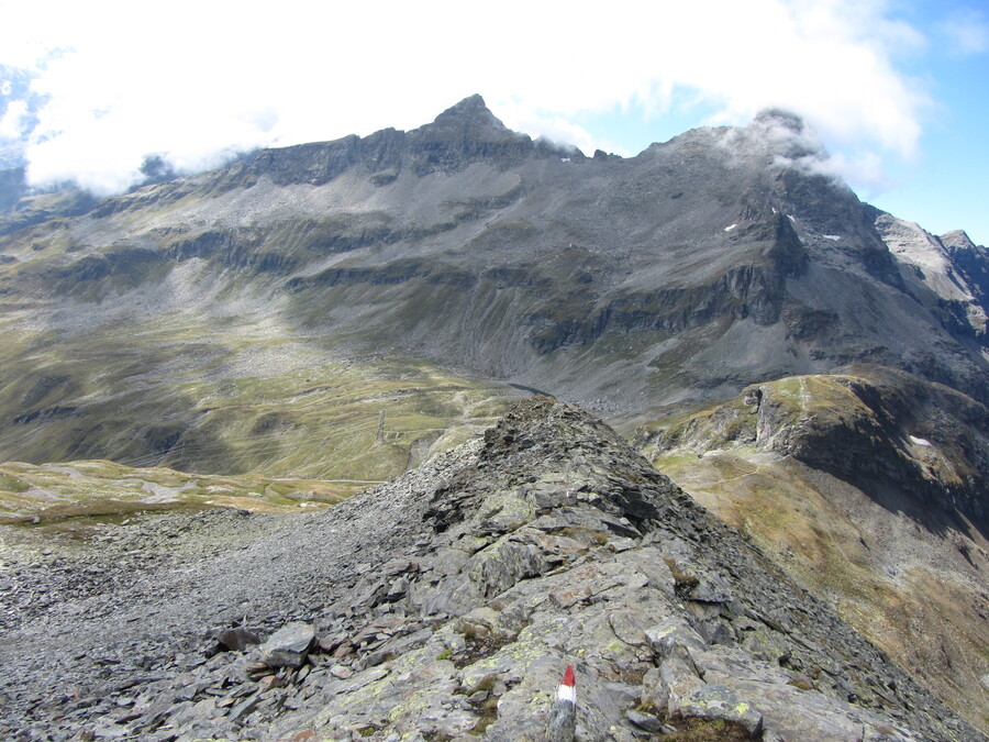 Bovenaan de graat is de Alter Tauern weer zichtbaar, en de bult van de Weinbichl waarachter de hut verstopt ligt