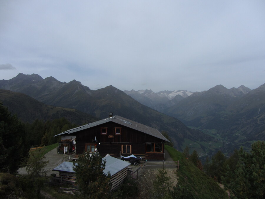 De Wetterkreuzhütte met meer uitzicht richting einde Virgental