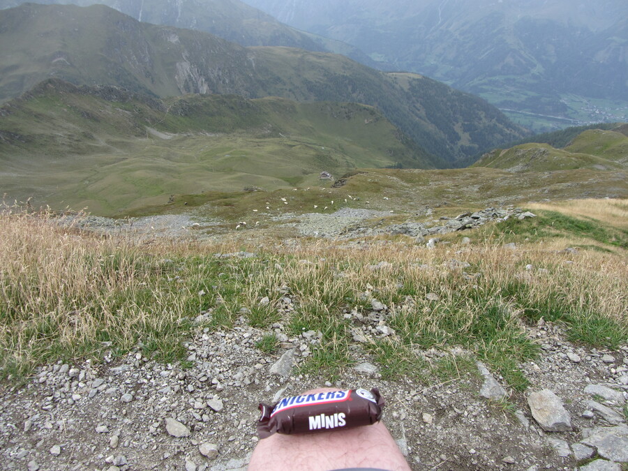 Een Snickers met een opgeblazen gevoel en de hut in de diepte