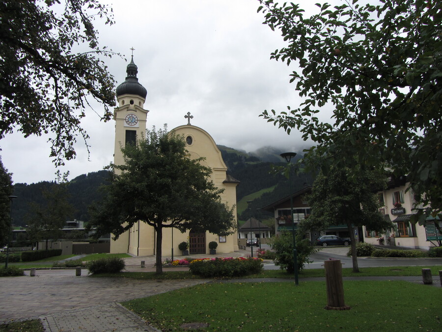 In Oberndorf was er door de laaghangende bewolking geen zicht op de Kitzbüheler Horn