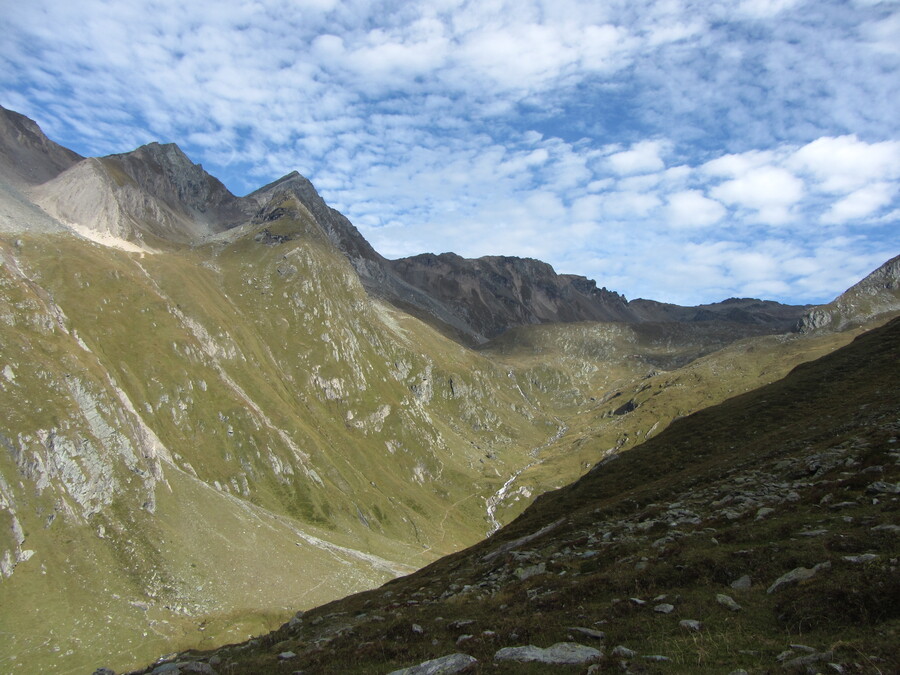 Vanaf het Timmeltal in de schaduw omhoog naar de Venediger Höhenweg en nu redelijk vlak naar de hut