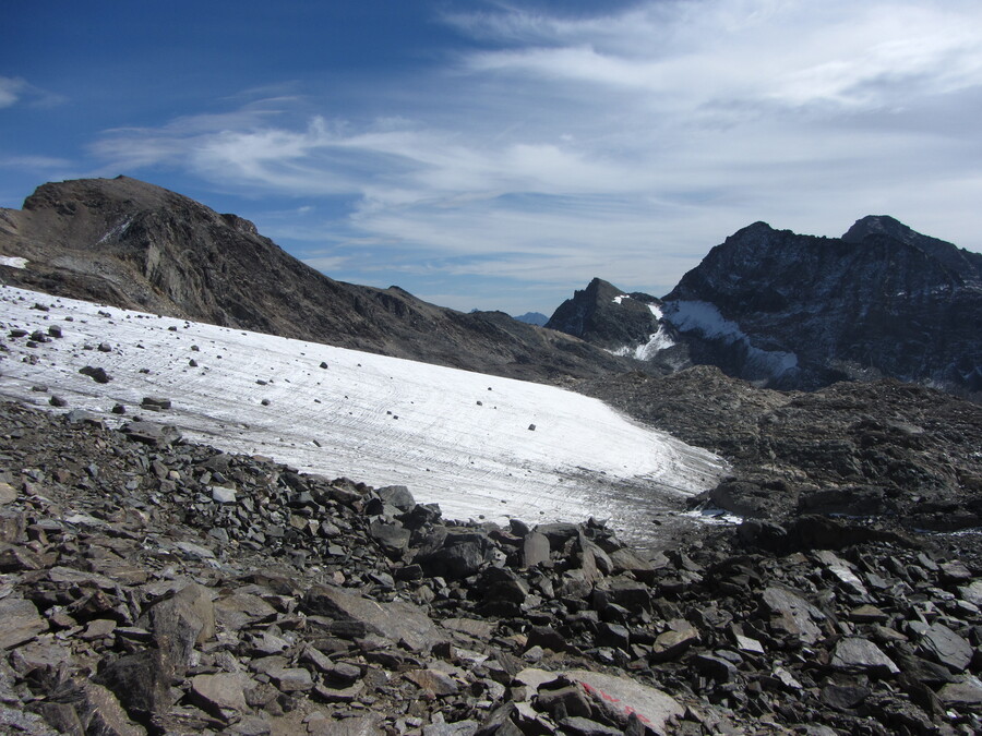 Verder richting de Weißspitze kom je langs de laatste resten van Garaneberkees