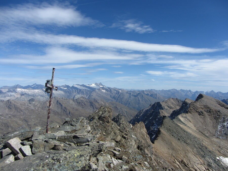 Achter het kleine Gipfelkreuz was natuurlijk ook weer de Groß Glockner te zien