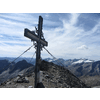 Het grote Gipfelkreuz met op de achtergrond de Rötspitz